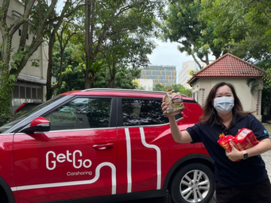 Salesforce volunteer delivering bread from Sunshine bakery to beneficiaries on GetGo sponsored cars